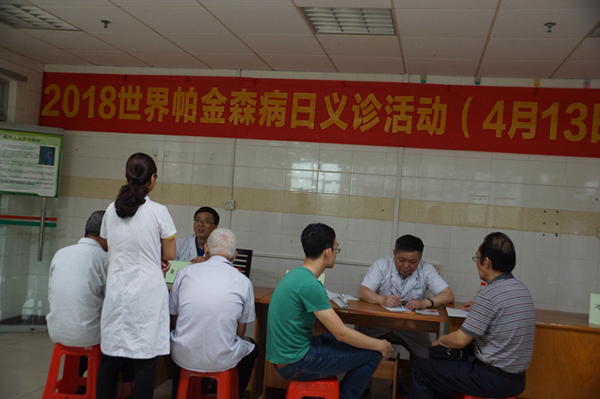 郭教授袁主任义诊现场_副本 郭教授袁主任义诊现场_副本