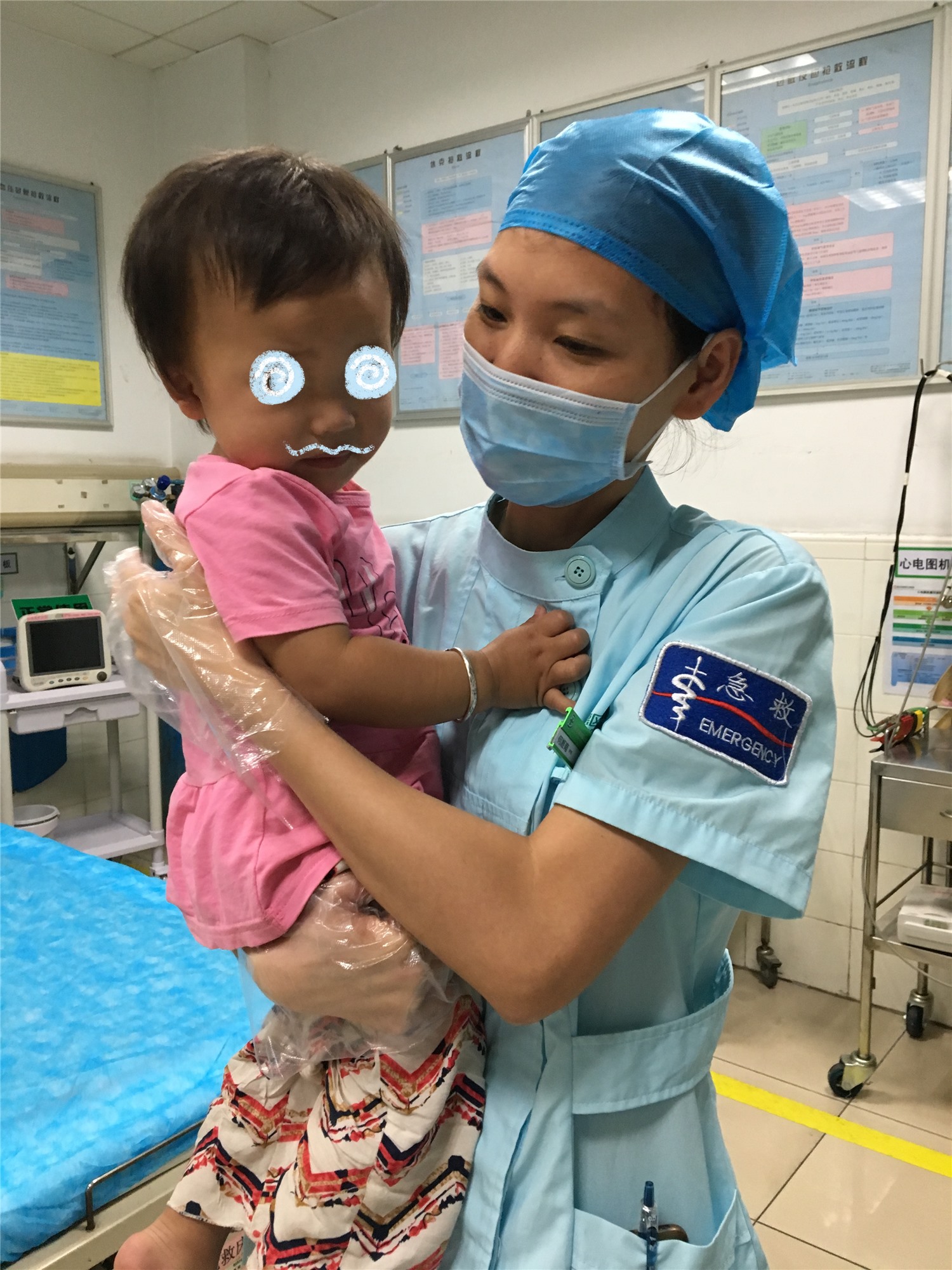 小孩的妈妈去挂号了，小孩哭个不停，我们的护士在哄她_副本